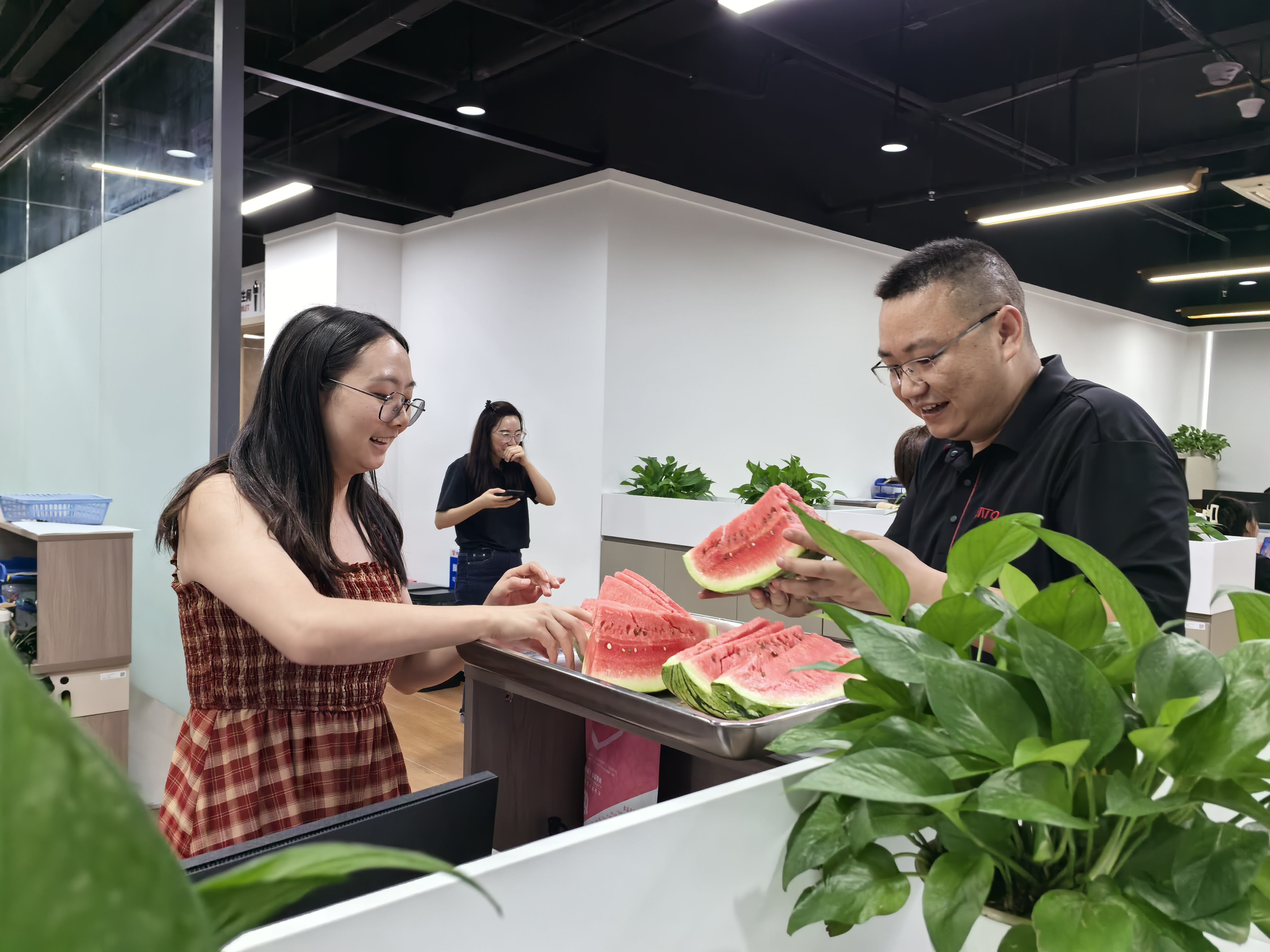 情系員工，暑送清涼——潤(rùn)通集團(tuán)開(kāi)展高溫慰問(wèn)活動(dòng)