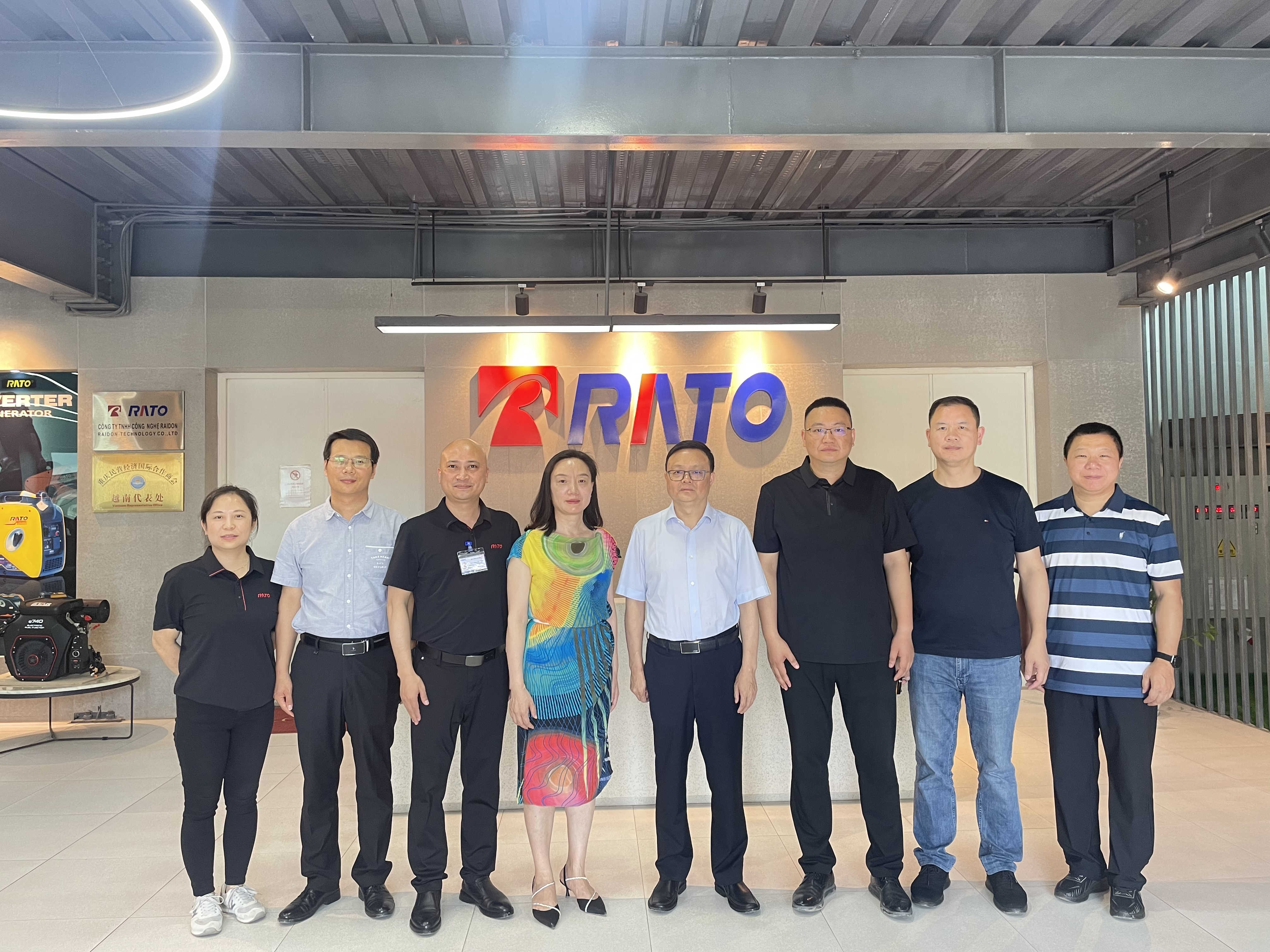 江津區(qū)區(qū)長(zhǎng)唐大軍一行蒞臨越南潤(rùn)動(dòng)科技調(diào)研指導(dǎo)