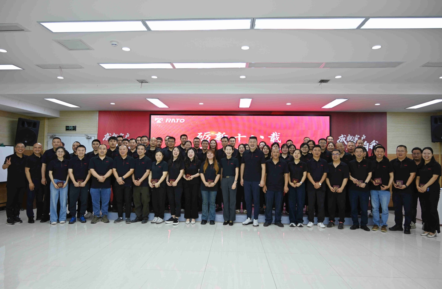 礪新十八載 同心啟新程丨2025潤通集團(tuán)入職10&15周年員工紀(jì)念獎?wù)骂C發(fā)儀式圓滿舉行