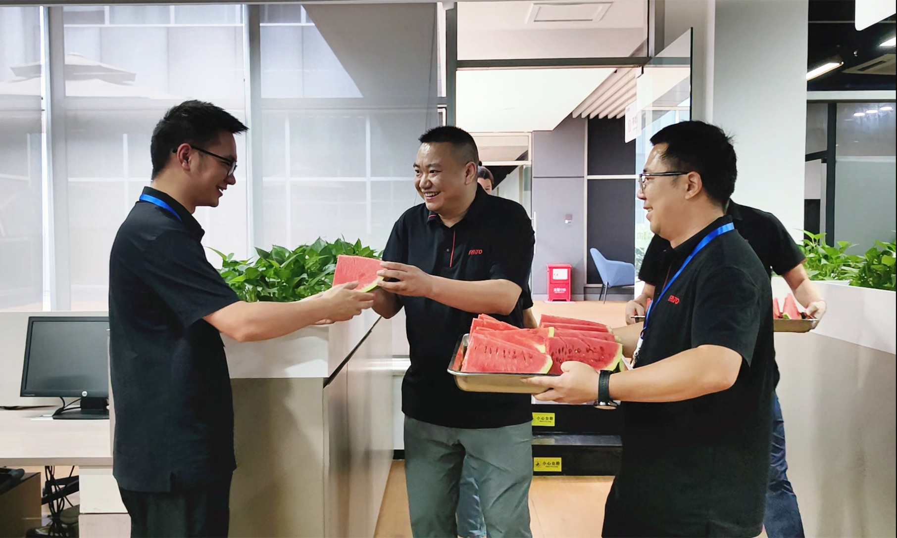 酷暑送清涼，潤(rùn)通護(hù)安康 —— 潤(rùn)通集團(tuán)開(kāi)展夏季高溫慰問(wèn)活動(dòng)